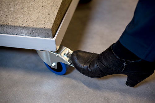 Låsning af hjul på gadeskilt med betonfod